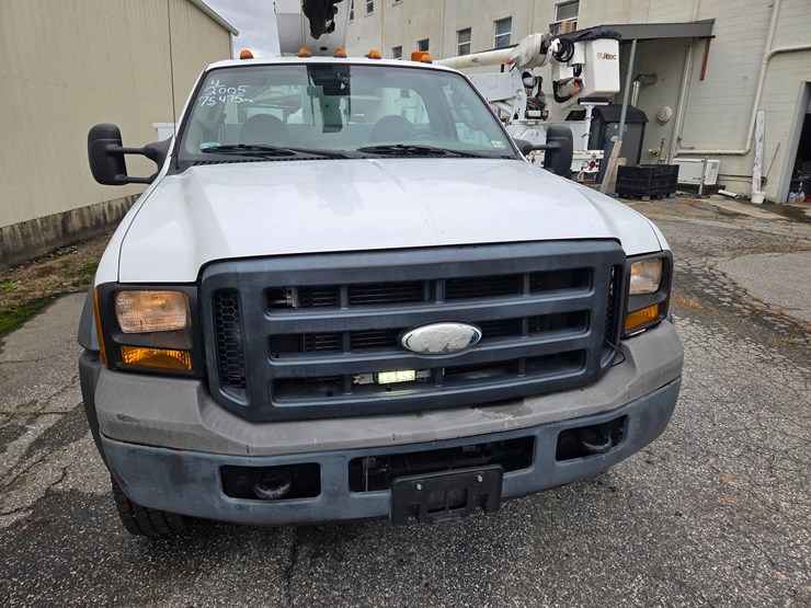 #4-•-2005-f-550-ford-small-bucket-truck-/-vin:-1fdaf56p16eb42272-/-75,475-miles-image-5