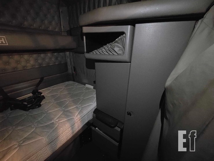 2016-kenworth-t800-image-17