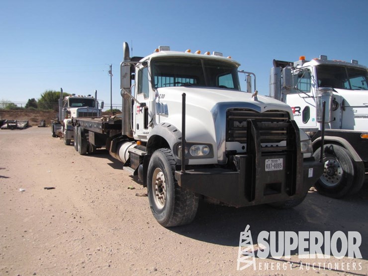 2009-mack-gu713-t/a-bed-truck-image-2