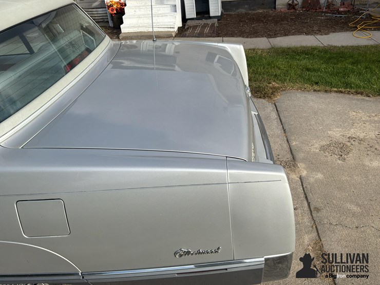 1990-cadillac-fleetwood-4-door-car-image-18