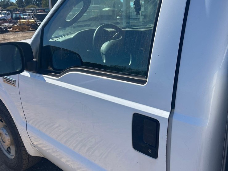 2005-ford-f250-xl-super-duty-s/a-regular-cab-sevice-truck-image-9