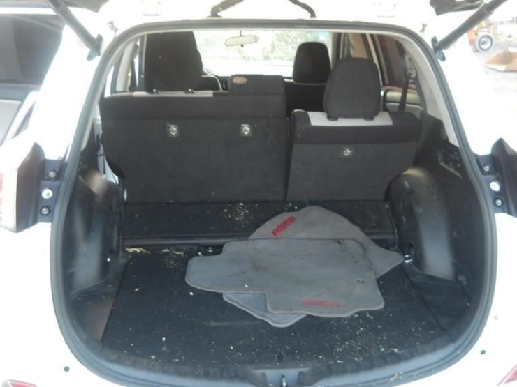 2016-toyota-rav4-xle-image-13