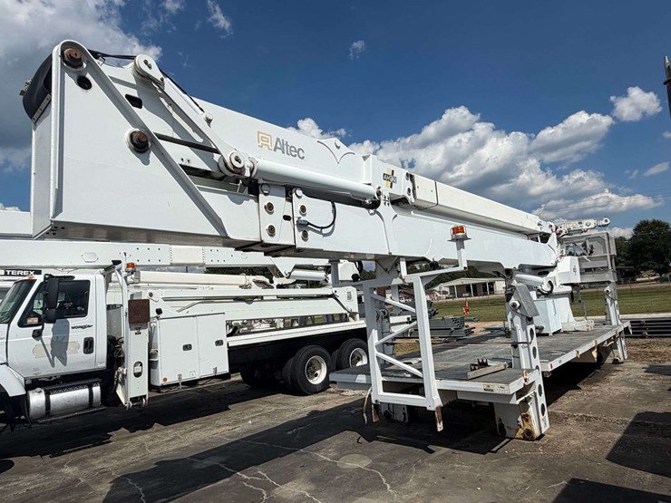 2005-altec-ah125-125’-telescoping-bucket-w/truck-body-image-1
