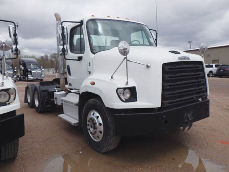 2019-freightliner-114sd-image-1