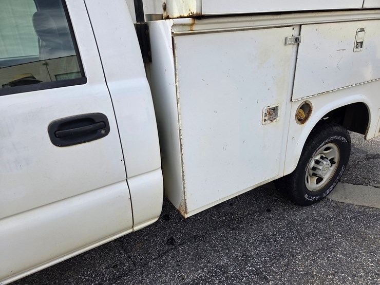 #8-•-2007-chevrolet-2500-service-truck-/-269,772-miles-image-9