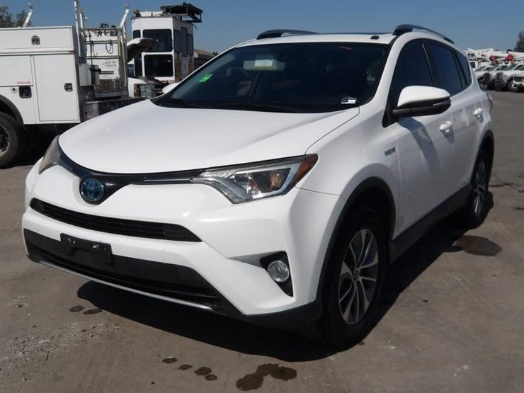 2017-toyota-rav4-xle-image-1