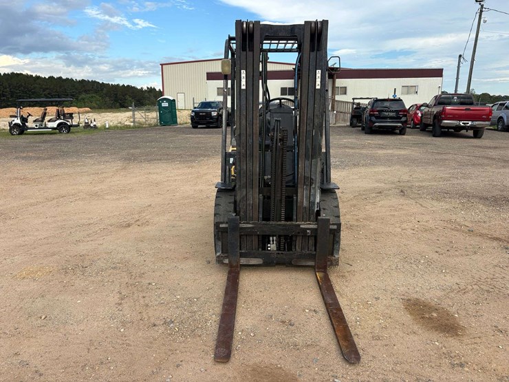 daewoo-3-stage-4,500lb.-capacity-mast-solid-tired-propane-forklift-image-6