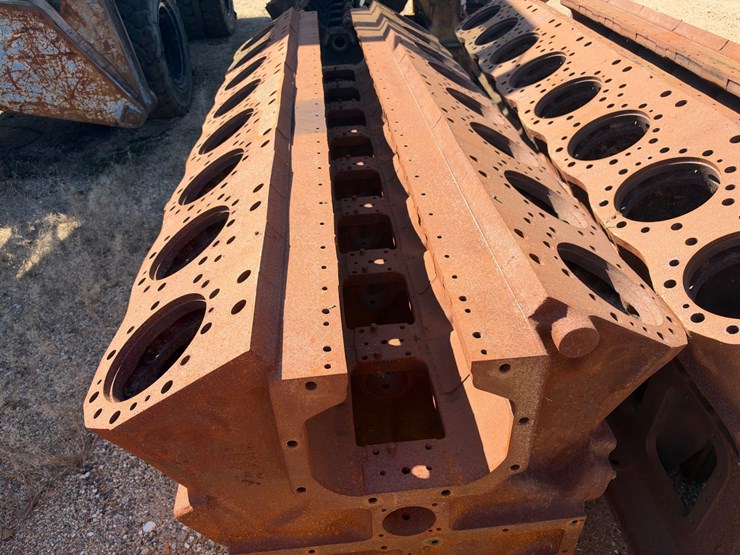 #46910-•-(2)-16-cylinder-engine-blocks-image-7