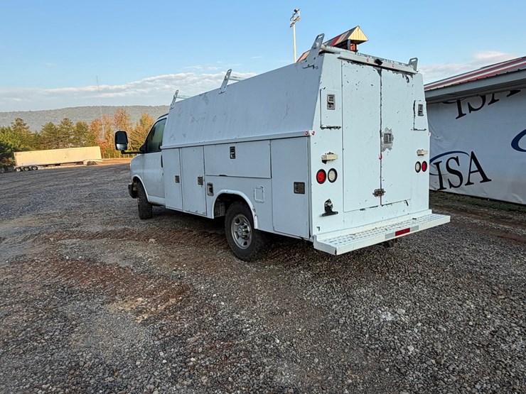 #4554-•-2015-chevrolet-express-work-van-image-3