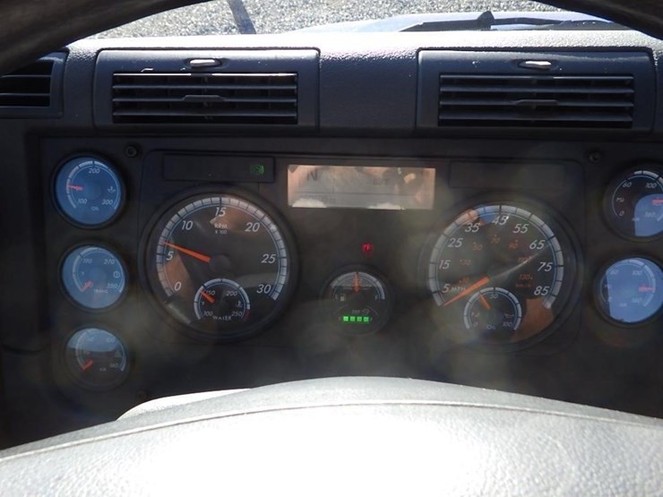2017-freightliner-cascadia-3-axle-truck-tractor-image-36