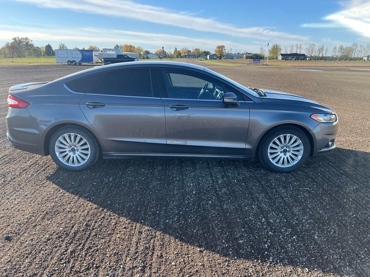 2013-ford-fusion-se-sedan-image-4