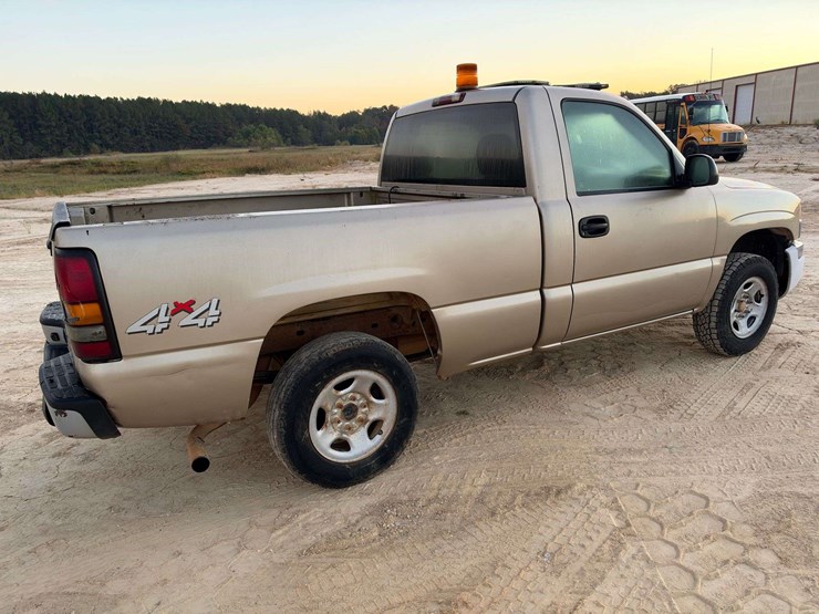 2004-gmc-sierra-1500-2-door-regular-cab-4x4-pickup-truck-image-3