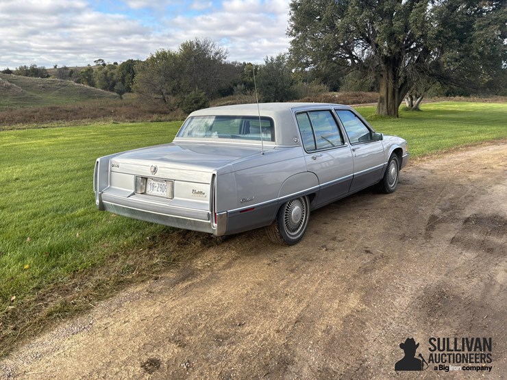 1990-cadillac-fleetwood-4-door-car-image-5