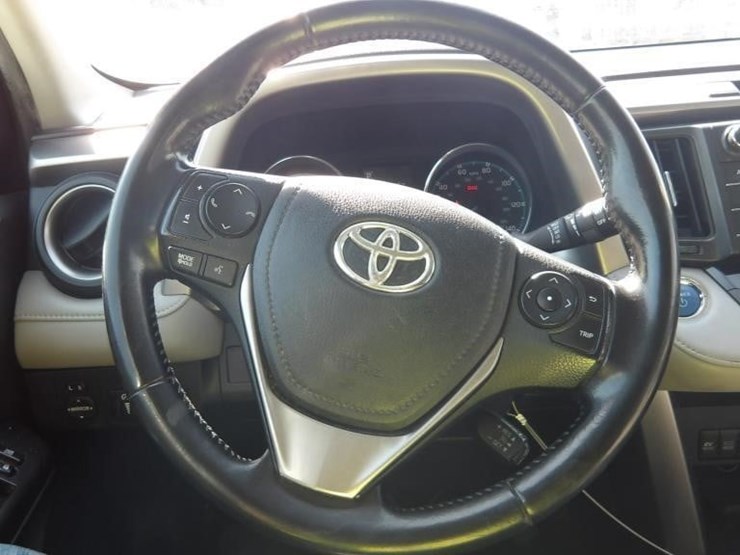 2016-toyota-rav4-xle-image-15