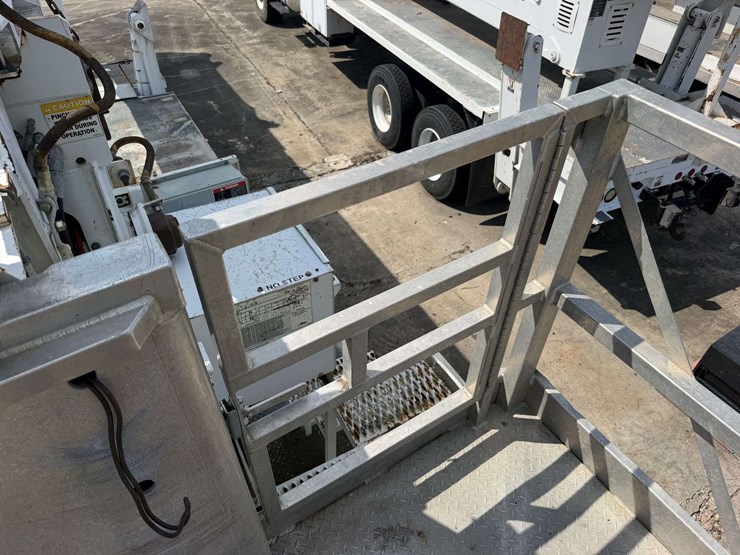 2005-altec-ah125-125’-telescoping-bucket-w/truck-body-image-29