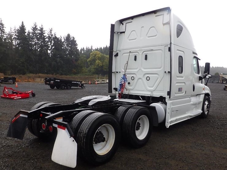2018-freightliner-cascadia-3-axle-sleeper-truck-image-5