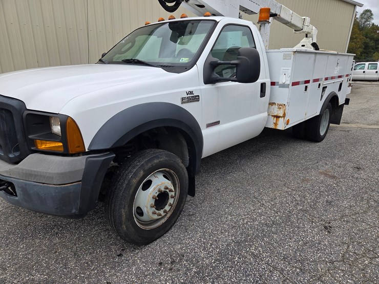 #4-•-2005-f-550-ford-small-bucket-truck-/-vin:-1fdaf56p16eb42272-/-75,475-miles-image-2