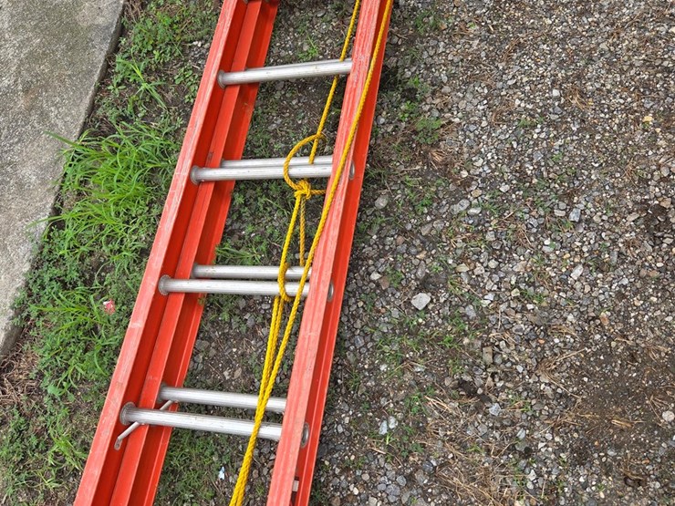 #26-•-40-ft-extension-ladder-image-3