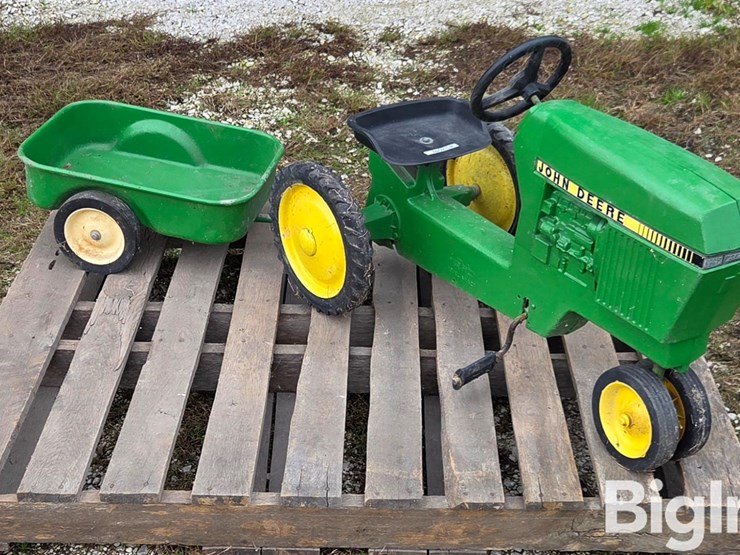 john-deere-pedal-tractor-image-4