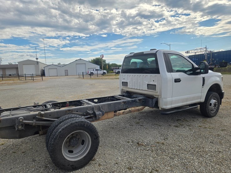 2021-ford-f350-image-13