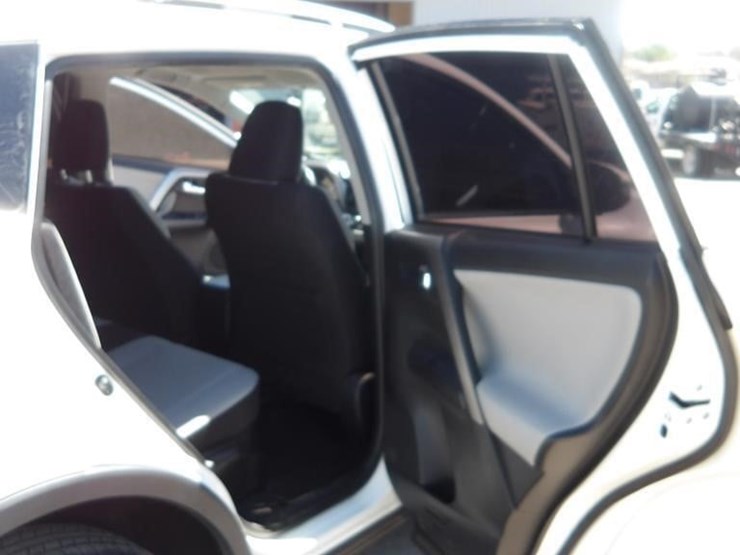 2017-toyota-rav4-xle-image-12