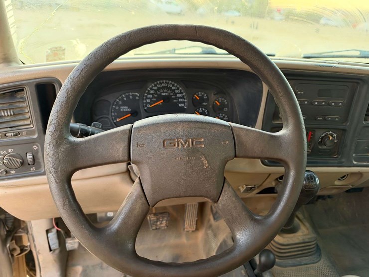 2004-gmc-sierra-1500-2-door-regular-cab-4x4-pickup-truck-image-12