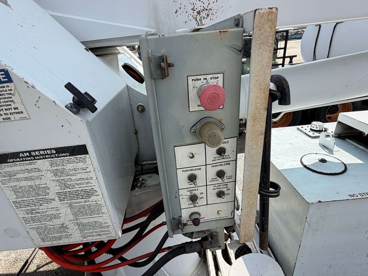 2005-altec-ah125-125’-telescoping-bucket-w/truck-body-image-18