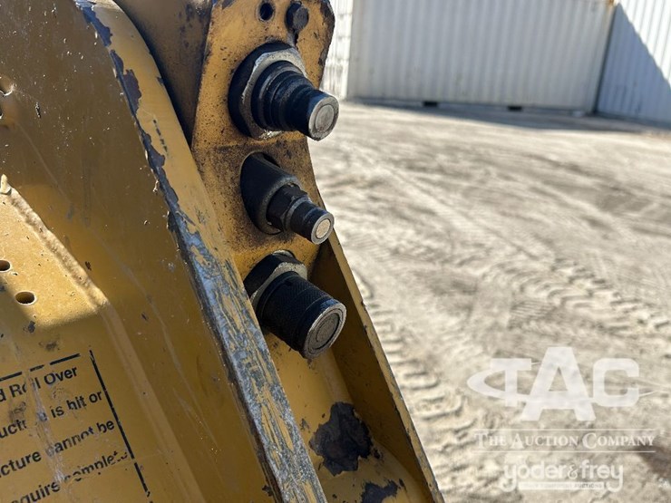 2017-caterpillar-259d-image-11