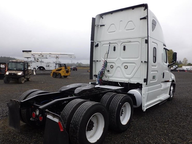2019-freightliner-cascadia-3-axle-sleeper-truck-image-5
