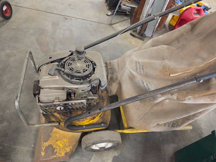 #28-•-elgee-powervac-with-briggs-engine-image-2
