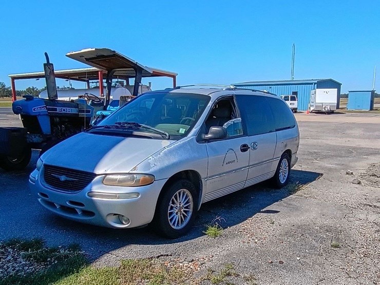 2000-chrysler-town-&-country-mini-van-image-1