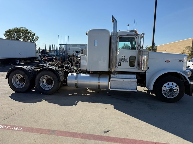 2016-peterbilt-389-image-9
