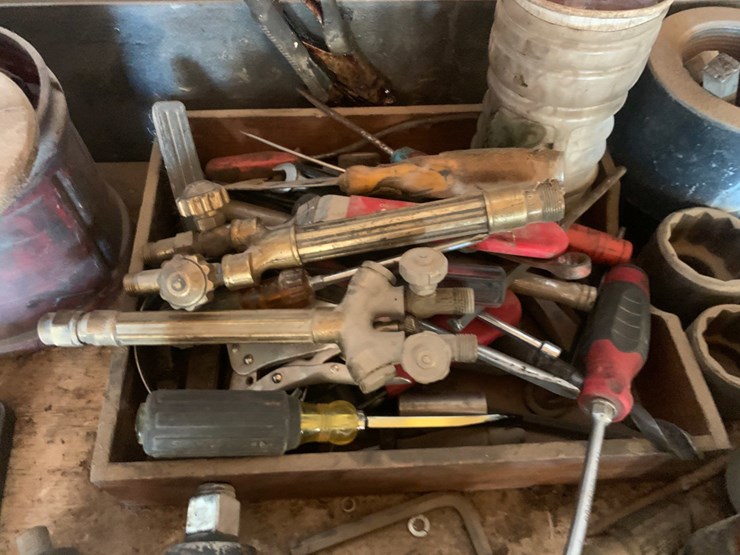 8’-x-2’-x-3’-metal-work-bench-and-all-it’s-contents-image-11