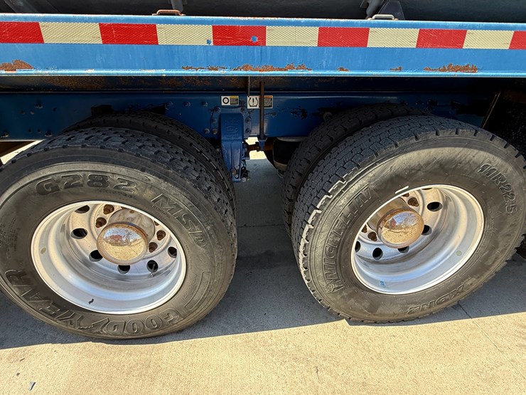 2015-peterbilt-348-image-14