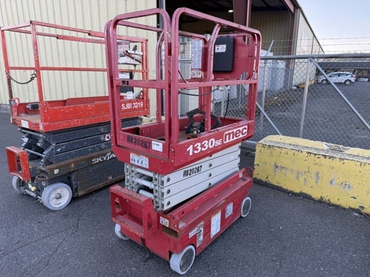2020-mec-1330se-scissor-lift-image-1
