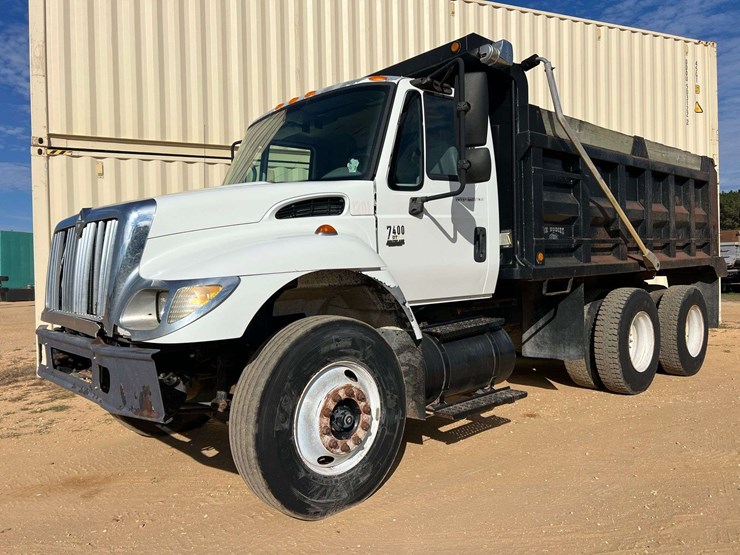 2007-international-7400-tandem-axle-dump-truck-(181,761-miles)-image-1
