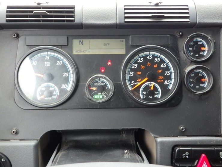 2018-freightliner-cascadia-3-axle-sleeper-truck-image-41