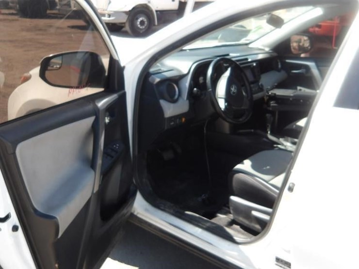 2017-toyota-rav4-xle-image-15