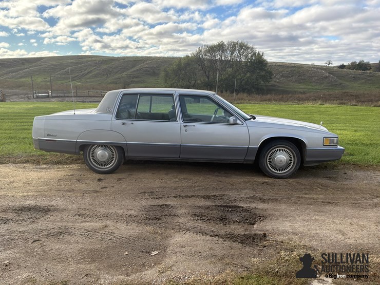 1990-cadillac-fleetwood-4-door-car-image-4