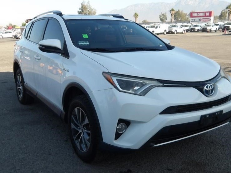 2016-toyota-rav4-xle-image-3