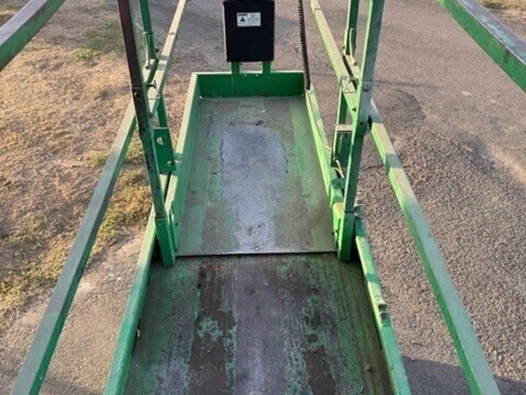 2008-genie-gs-2632-scissor-lift-image-9
