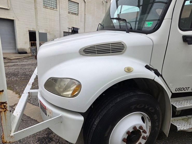 #1-•-2004-freightliner-bucket-truck-/-vin:-1vachdc04hn09591-/-35,152-miles-image-7