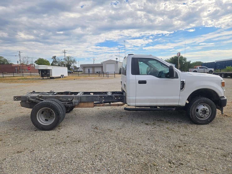 2021-ford-f350-image-15