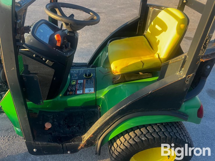 john-deere-x700-lawn-tractor-image-10