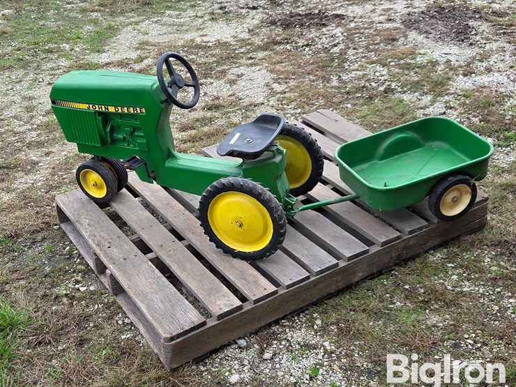 john-deere-pedal-tractor-image-1