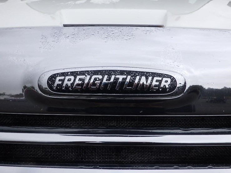 2018-freightliner-cascadia-3-axle-sleeper-truck-image-9