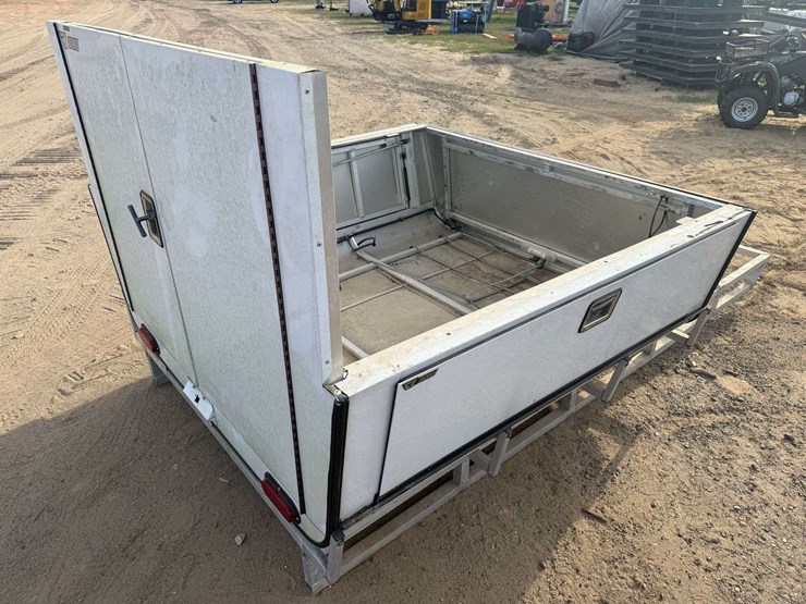 commercial-aluminum-truck-cap-/-topper-dcu-series-image-1