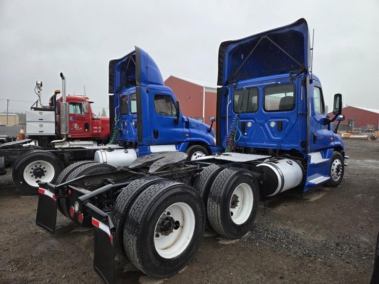 2017-freightliner-cascadia-3-axle-truck-tractor-image-4