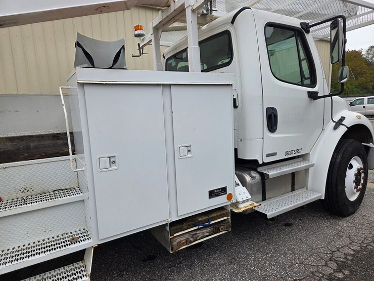 #1-•-2004-freightliner-bucket-truck-/-vin:-1vachdc04hn09591-/-35,152-miles-image-17