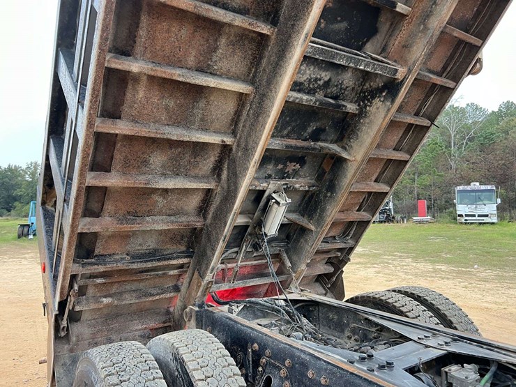 2007-international-7400-tandem-axle-dump-truck-(181,761-miles)-image-50